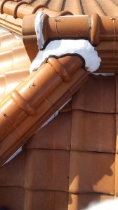 茨木市でのオレンジ瓦屋根雨漏り修理診断と修理（東鬼からの雨漏り）2011.11.20