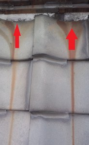 吹田市・瓦屋根修理診断（赤線矢印の面土漆喰の劣化による雨漏り）