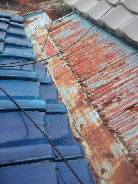 トタン屋根と谷からの雨漏り修理・補修診断（吹田市のお客様）
