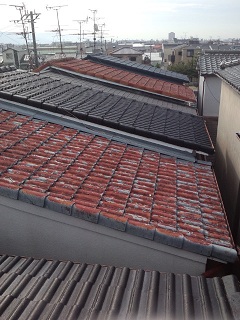 緩勾配屋根に緩勾配不適合建材で葺き替え工事をされておられました