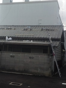 家屋の隙間を縫う風が吹いた時のみ雨漏り致します。