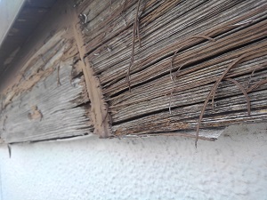 スレート屋根の木製破風板・三田市にて