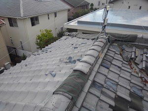 吹田市にて屋根修理と雨漏り修理の応急処置工事