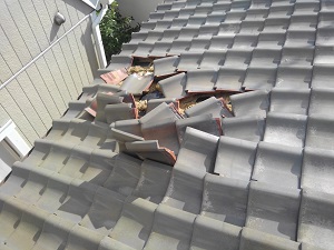 吹田市にて屋根修理と雨漏り修理の応急処置工事