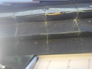 銅製破風と瓦屋根の応急修理
