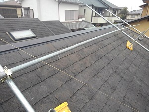 屋根材に塗装しても雨漏りは直りません